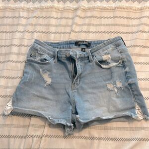 Judy Blue distressed shorts 👖